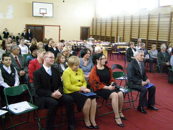 Uczestnicy podsumowana: na pierwszym planie dr Wojciech Marciniak (UŁ), dyr. Julitta Rosa i wicedyr. Grażyna Załuga (ZSP nr 13 im. Sybiraków), prof. Albin Głowacki (UŁ).